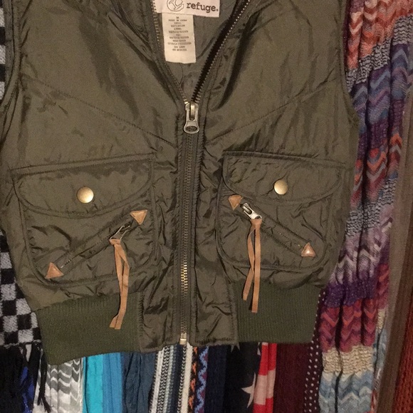 ✨2 for $15✨ Refuge green Puffy Vest - Picture 3 of 4
